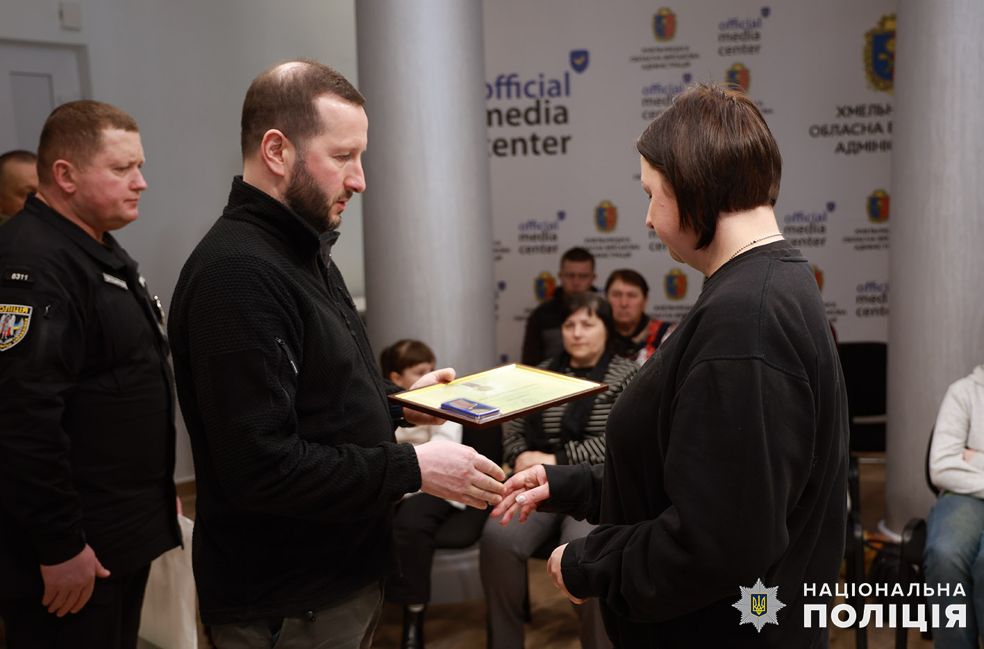 Возможно, это изображение 4 человека, толпа и текст «fficial nedia enter MAUEAT HAUИOHAЛbHA nOЛUИR»