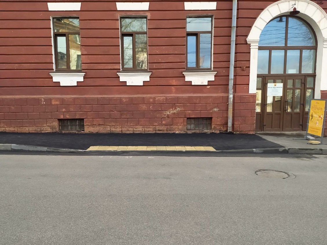 Новини Вінниці - фото з Місто без барʼєрів: у центрі та біля медичних закладів ремонтують тротуари