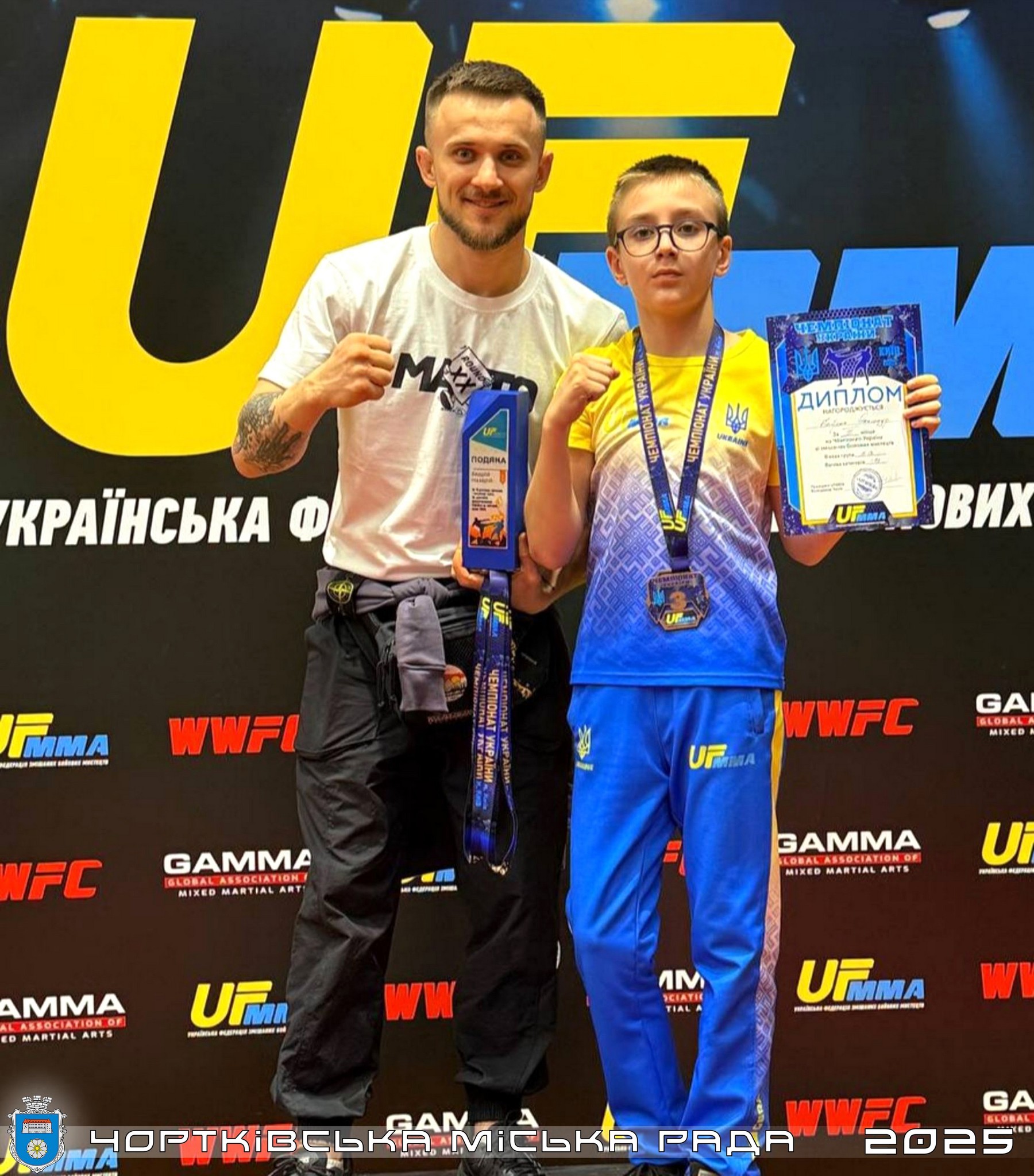 На зображенні може бути: 2 людини та текст