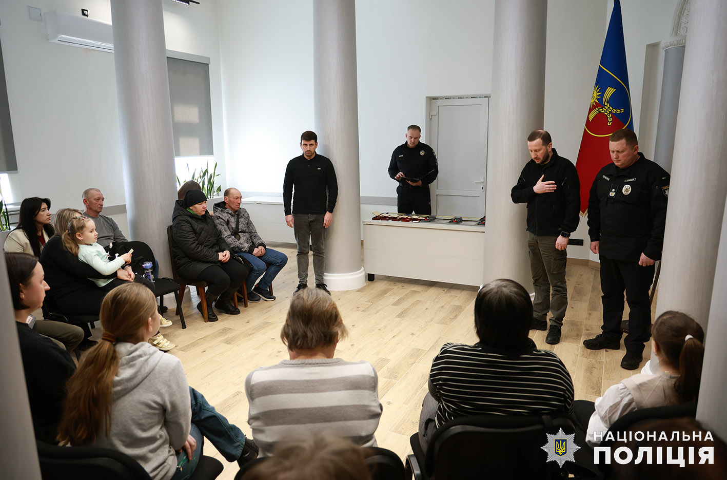 Возможно, это изображение 13 человек и текст