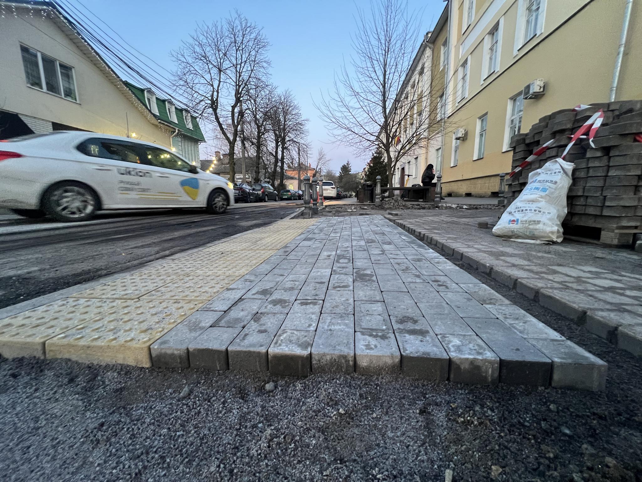 Новини Вінниці - фото з Місто без барʼєрів: у центрі та біля медичних закладів ремонтують тротуари