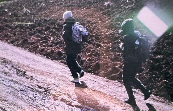 Новини Хмельницького - фото з Житель Хмельниччини хотів втекти за кордон за 6 700 доларів. Його затримали На зображенні може бути: 2 людини, гірськолижний схил, дорога та вулиця