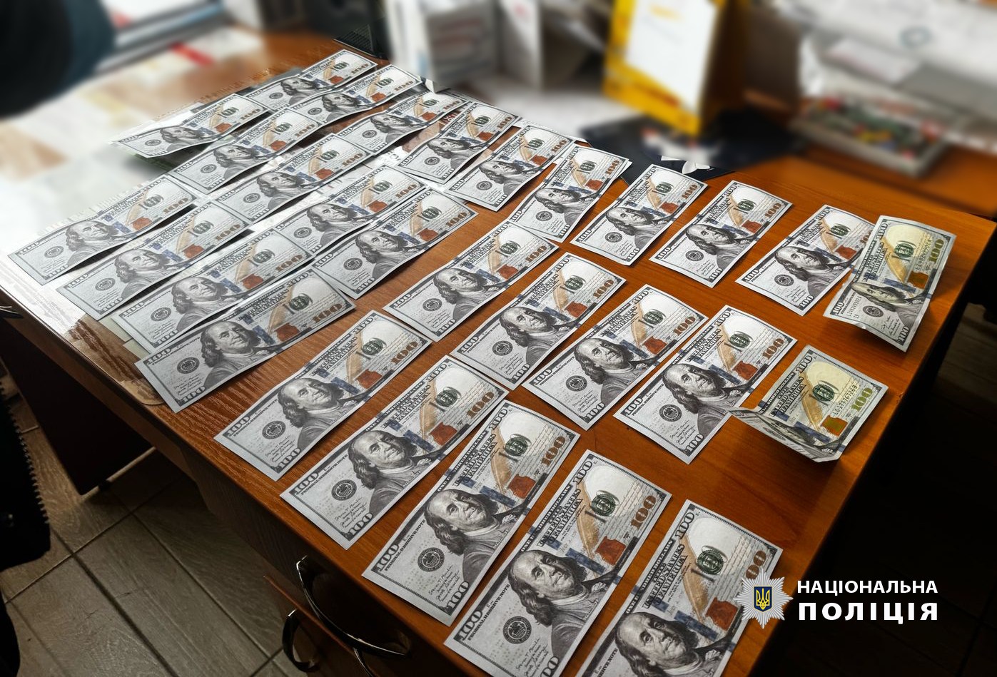 На зображенні може бути: гроші, газетний кіоск та текст