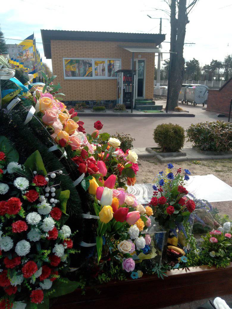 Новини Житомира - фото з “Не забрали на полі бою, але вкрали на кладовищі”: у Житомирі осквернили могилу Героя Кирила Жукова