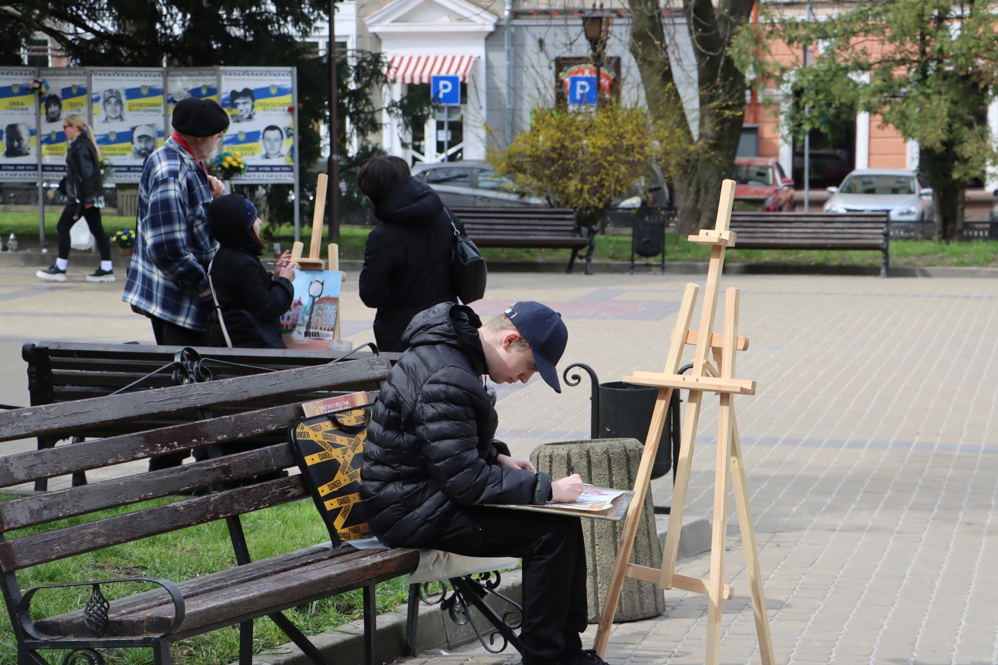 У центрі міста діти малювали картини зі впізнаваними локаціями Тернополя