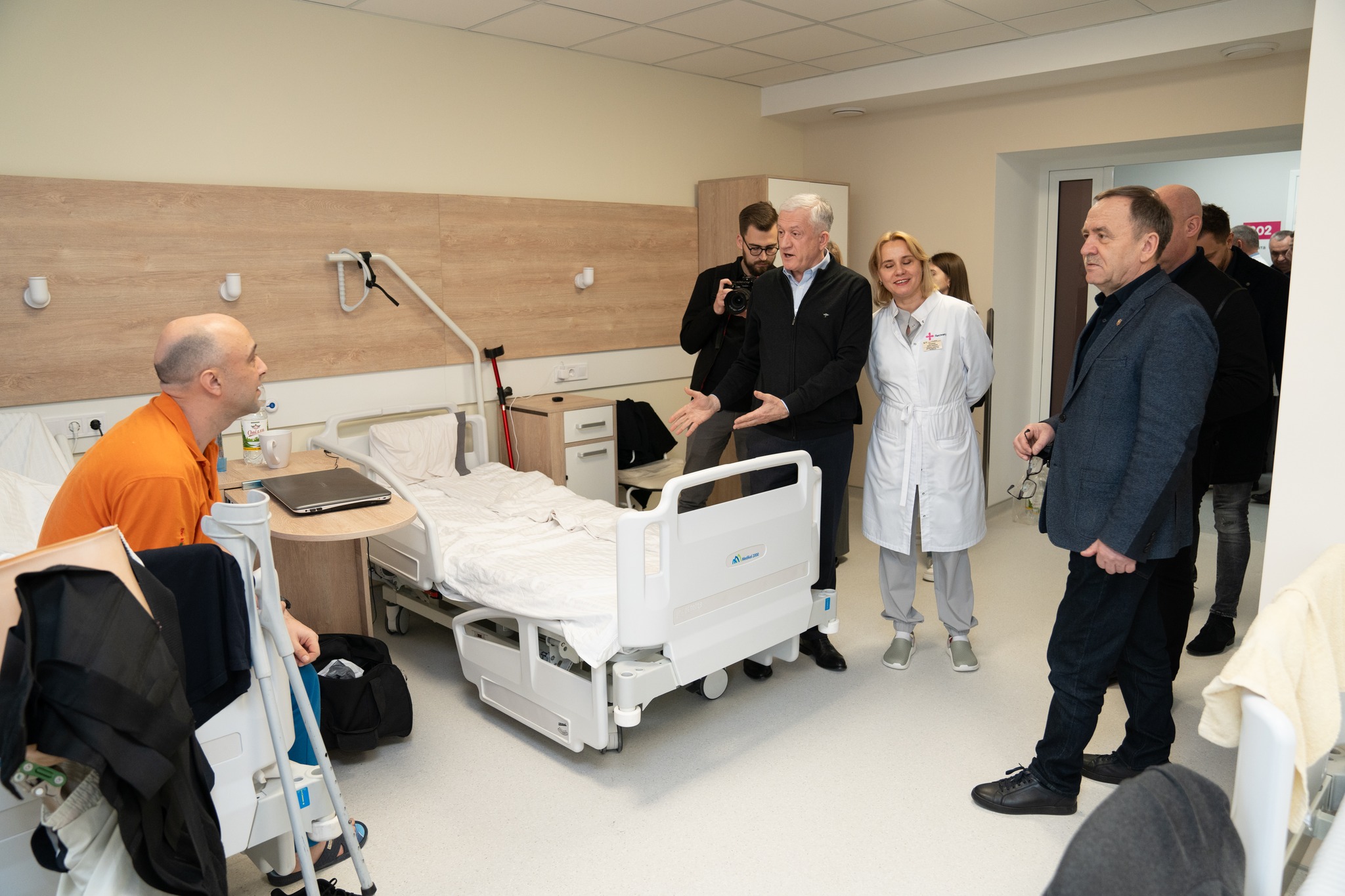 Новини Тернополя - фото з Реабілітаційний центр RECOVERY для поранених військових відкрили в одній з лікарень Тернополя На зображенні може бути: 6 людей та лікарня