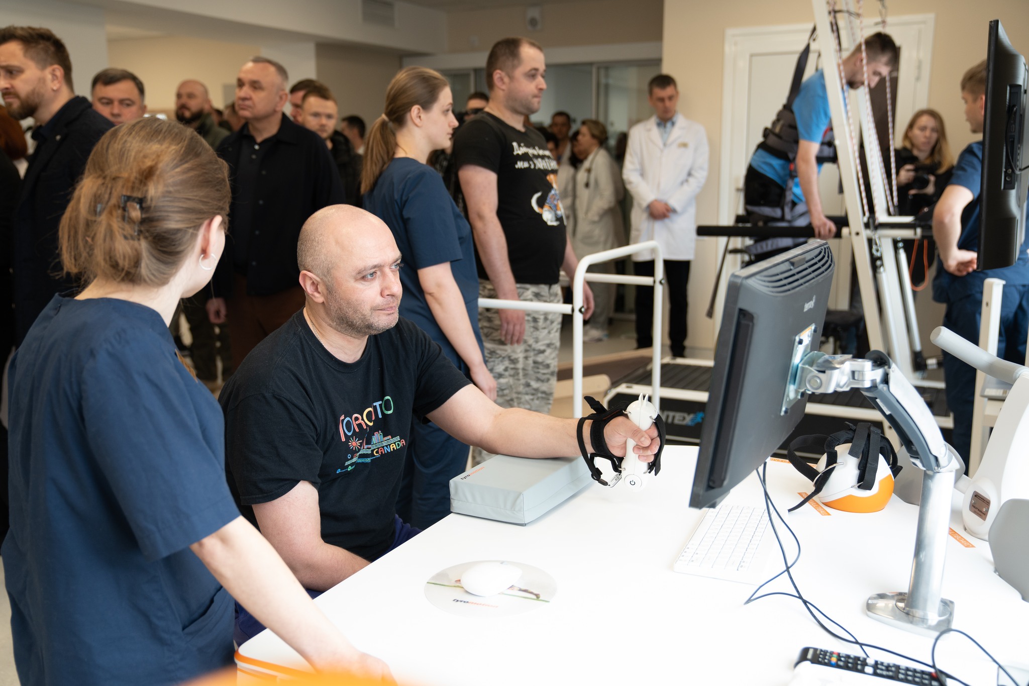 Новини Тернополя - фото з Реабілітаційний центр RECOVERY для поранених військових відкрили в одній з лікарень Тернополя На зображенні може бути: 11 людей та текст «جلبخر ዳዳን አኝ OROTO FORCTO 激風 2»