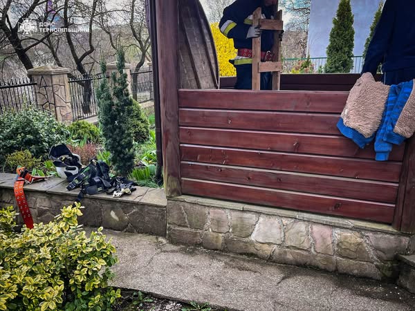 Новини Тернополя - фото з У Бучачі врятували собаку, що впав у колодязь