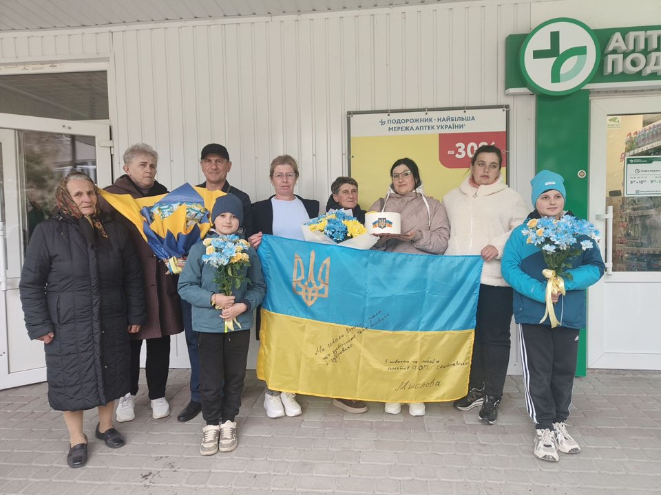 Новини Тернополя - фото з Вітаємо вас вдома: після майже трьох років уполоні на Тернопільщину повернулися двоє Героїв На зображенні може бути: 9 людей, лікарня та текст