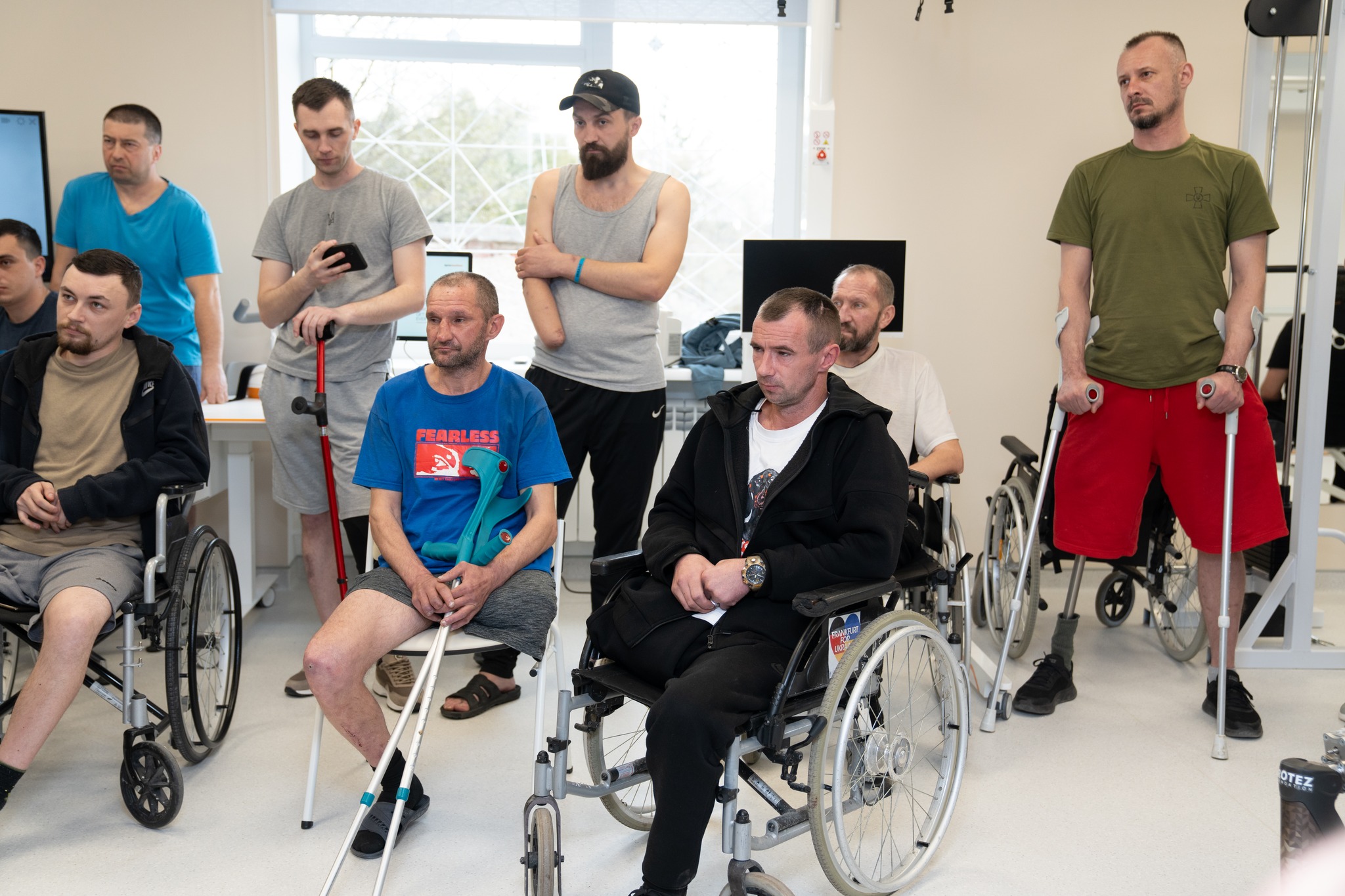 Новини Тернополя - фото з Реабілітаційний центр RECOVERY для поранених військових відкрили в одній з лікарень Тернополя На зображенні може бути: 8 людей та текст «FEARLESS ESS 29 OTEZ»