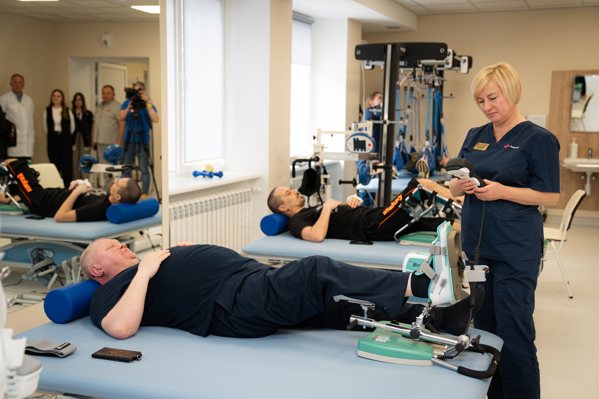 Новини Тернополя - фото з Реабілітаційний центр RECOVERY для поранених військових відкрили в одній з лікарень Тернополя На зображенні може бути: 9 людей, лікарня та текст