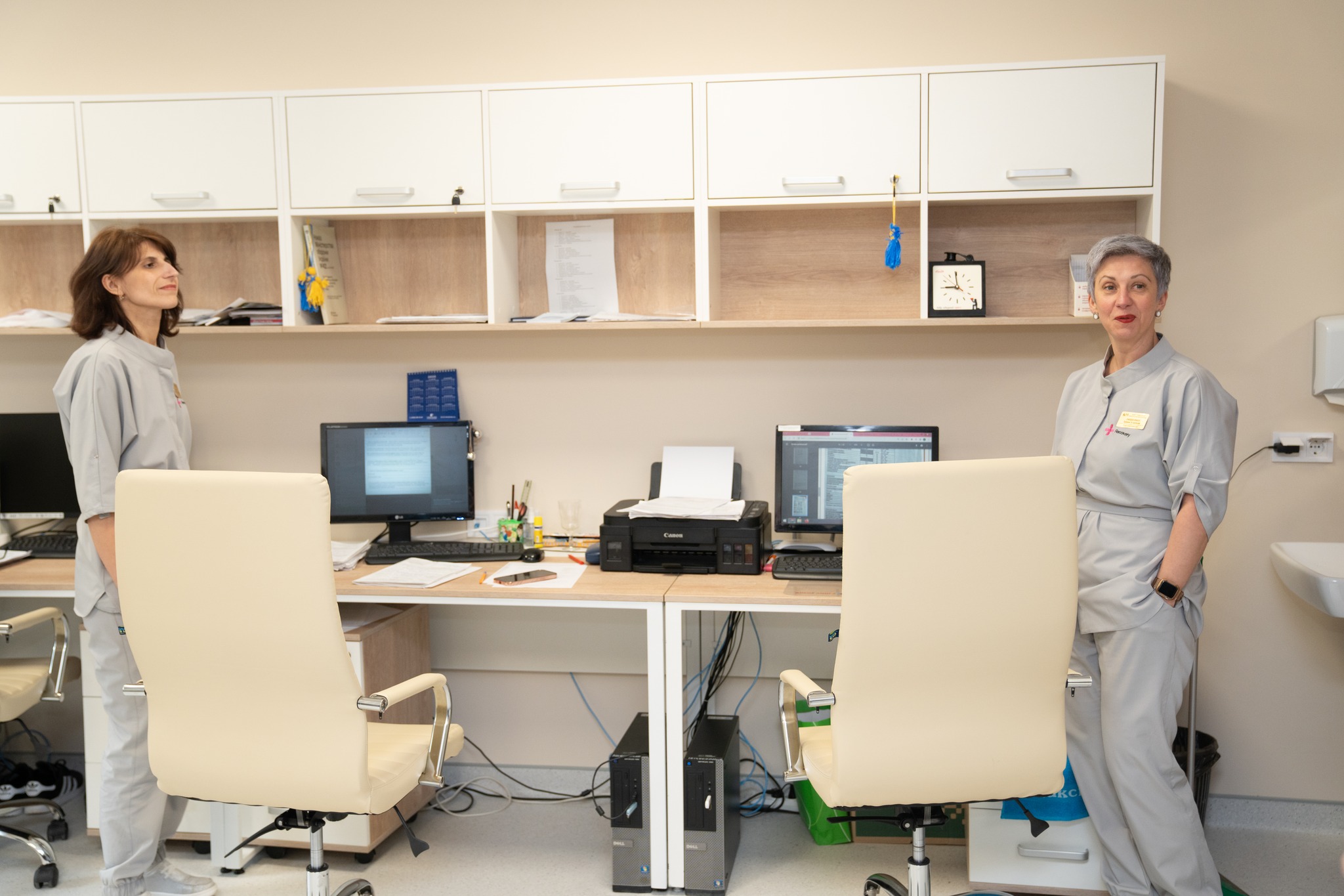 Новини Тернополя - фото з Реабілітаційний центр RECOVERY для поранених військових відкрили в одній з лікарень Тернополя На зображенні може бути: 2 людини та лікарня