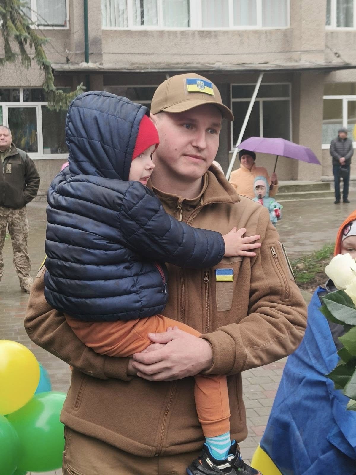 Новини Тернополя - фото з Вітаємо вас вдома: після майже трьох років уполоні на Тернопільщину повернулися двоє Героїв На зображенні може бути: 5 людей