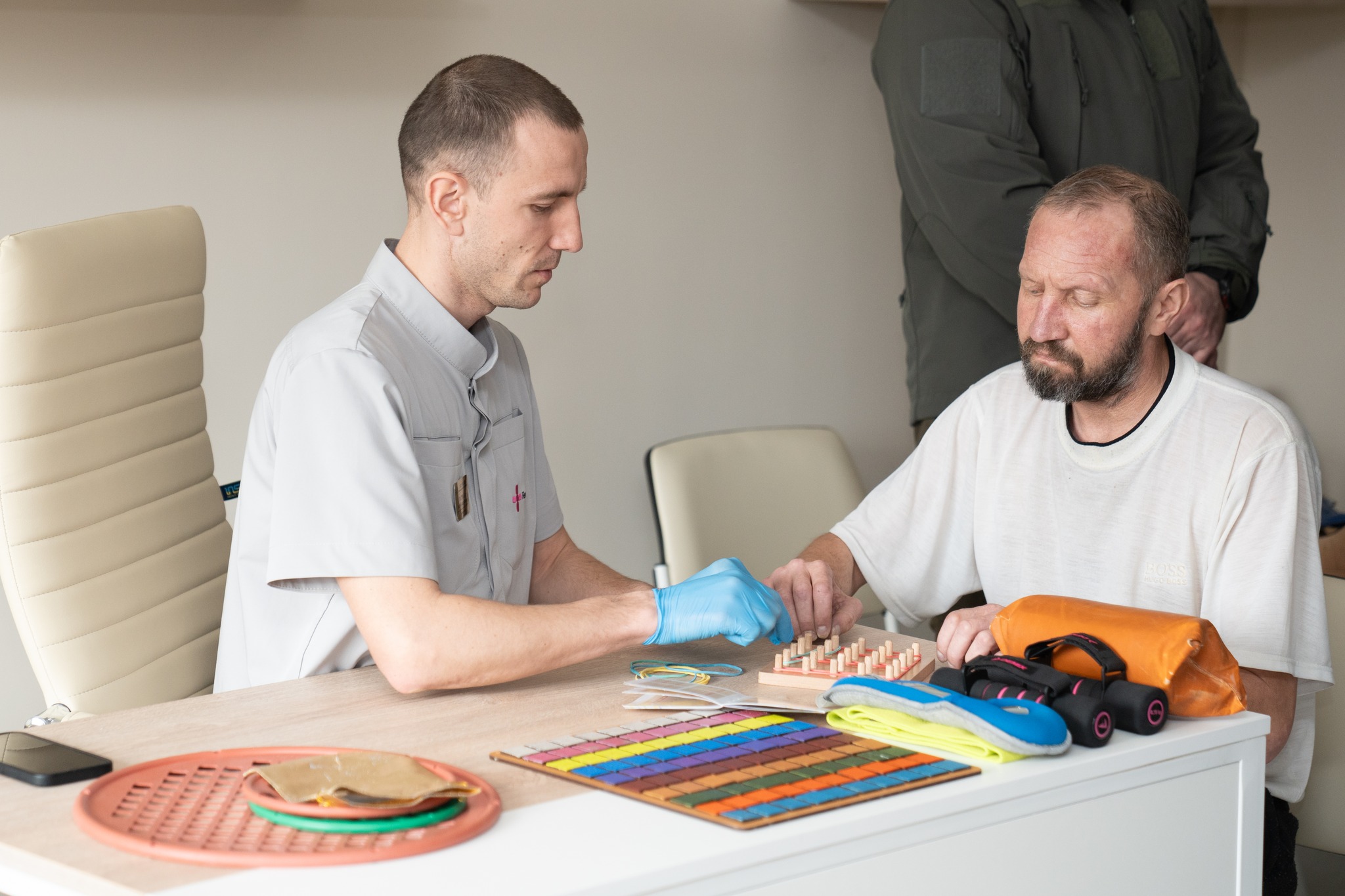 Новини Тернополя - фото з Реабілітаційний центр RECOVERY для поранених військових відкрили в одній з лікарень Тернополя На зображенні може бути: 3 людини та дитяча іграшка