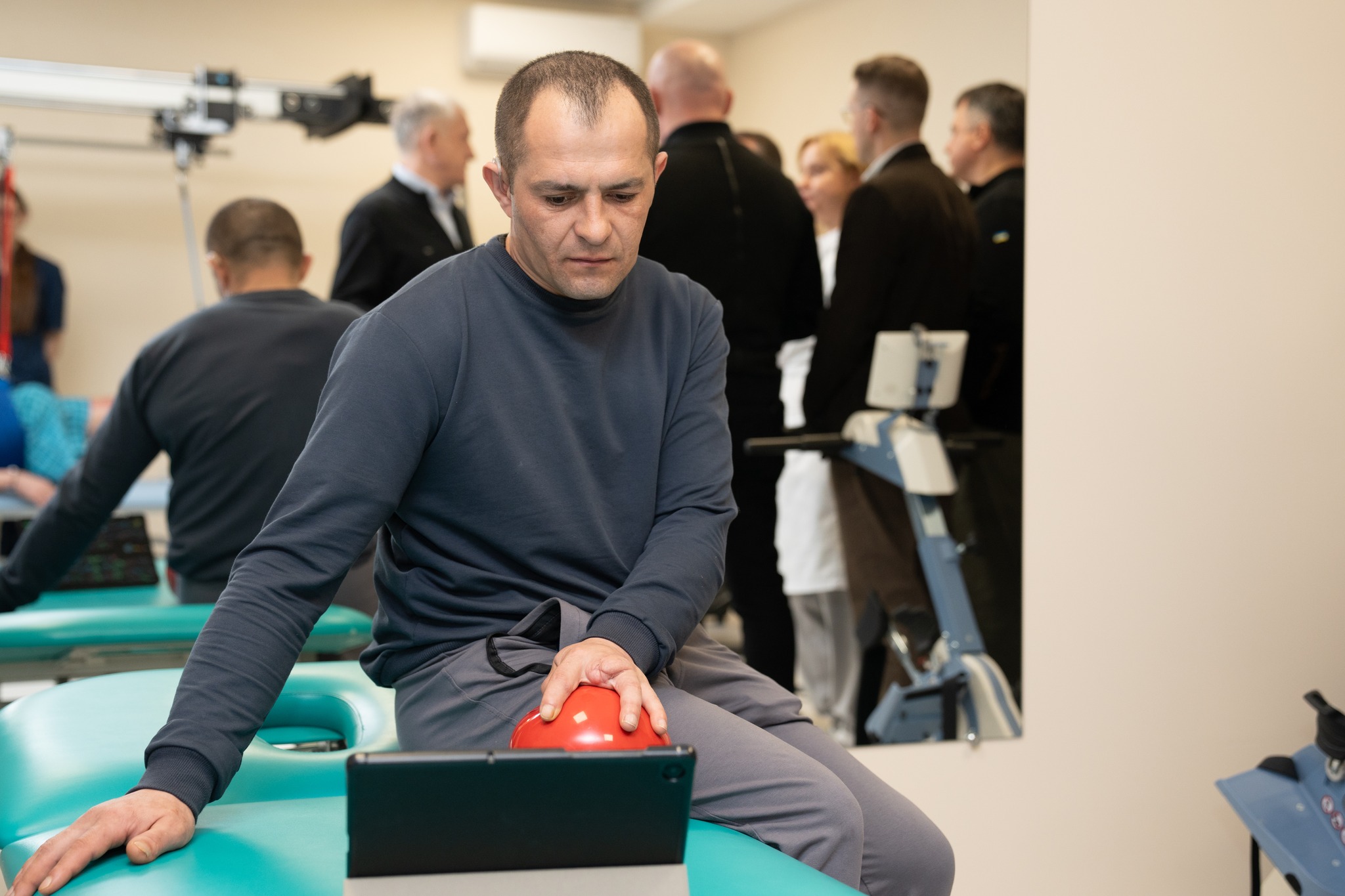 Новини Тернополя - фото з Реабілітаційний центр RECOVERY для поранених військових відкрили в одній з лікарень Тернополя На зображенні може бути: 2 людини