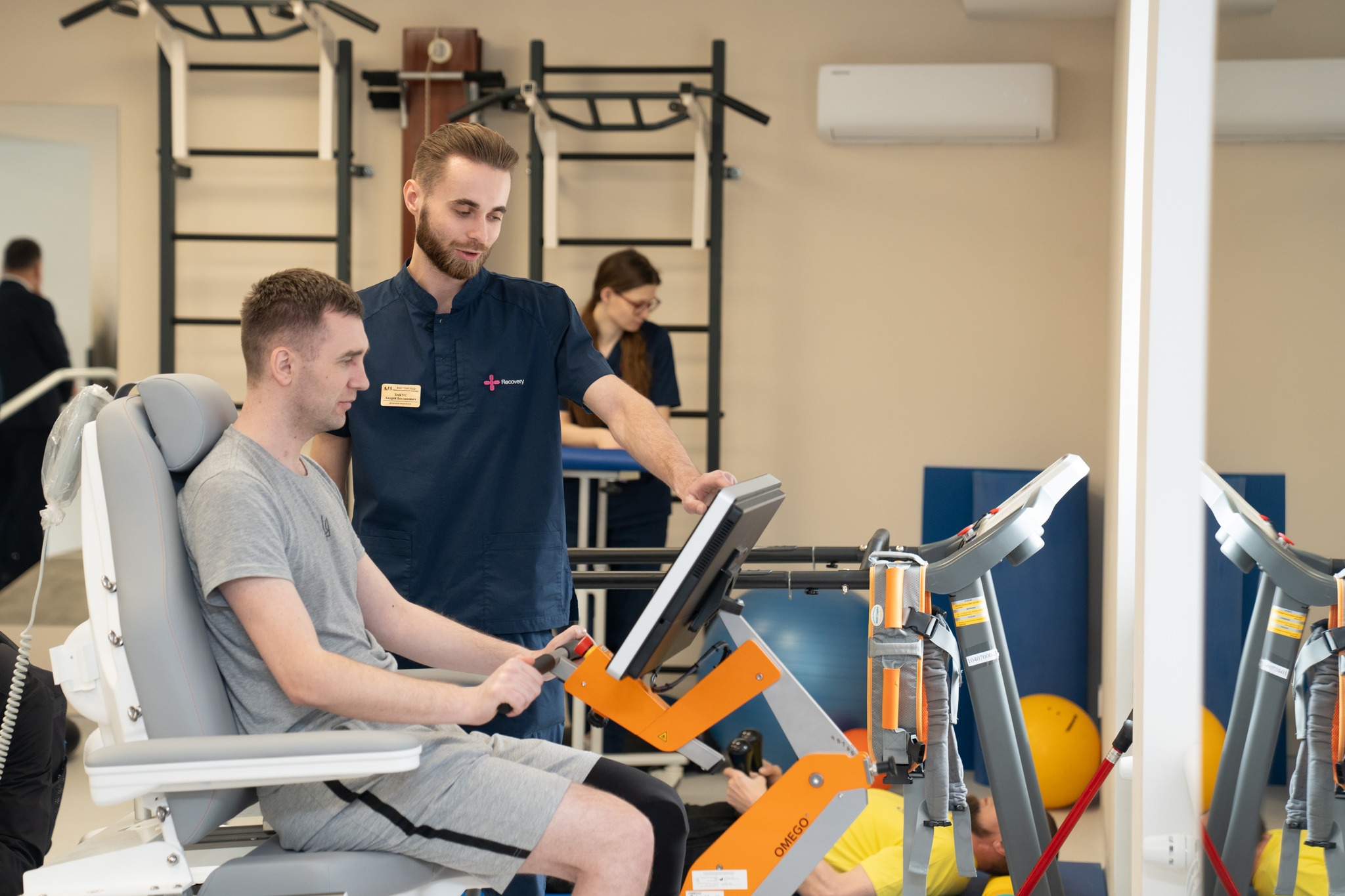 Новини Тернополя - фото з Реабілітаційний центр RECOVERY для поранених військових відкрили в одній з лікарень Тернополя На зображенні може бути: 2 людини та текст