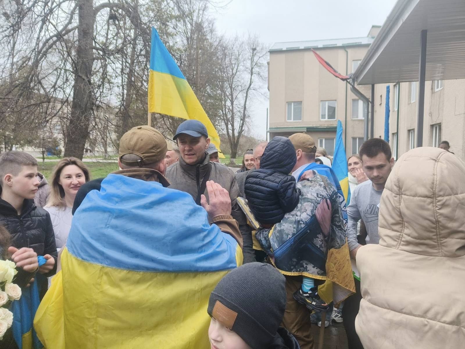 Новини Тернополя - фото з Вітаємо вас вдома: після майже трьох років уполоні на Тернопільщину повернулися двоє Героїв На зображенні може бути: 8 людей