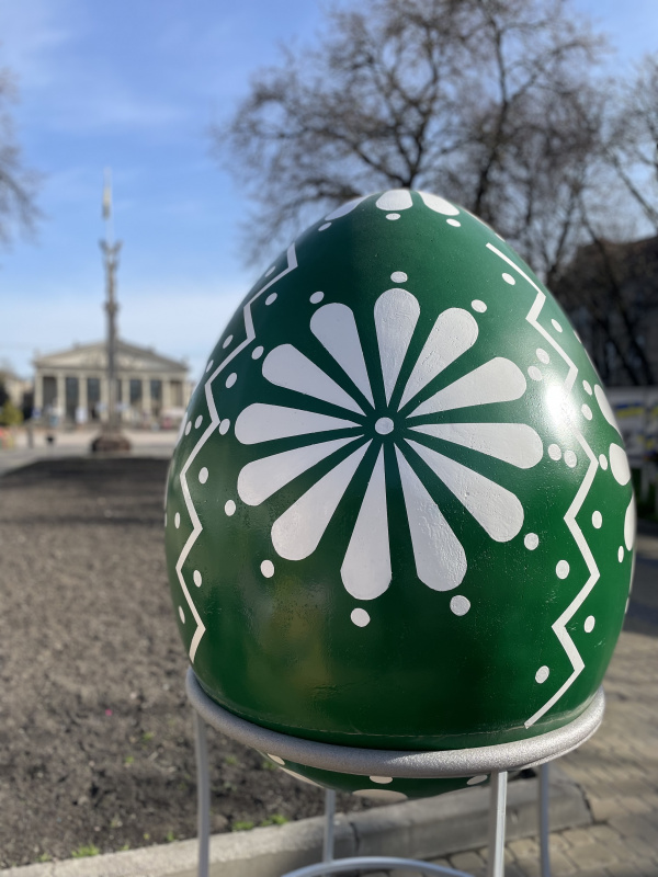 Велетенські Великодні кошики та писанки встановили в центрі Тернополя