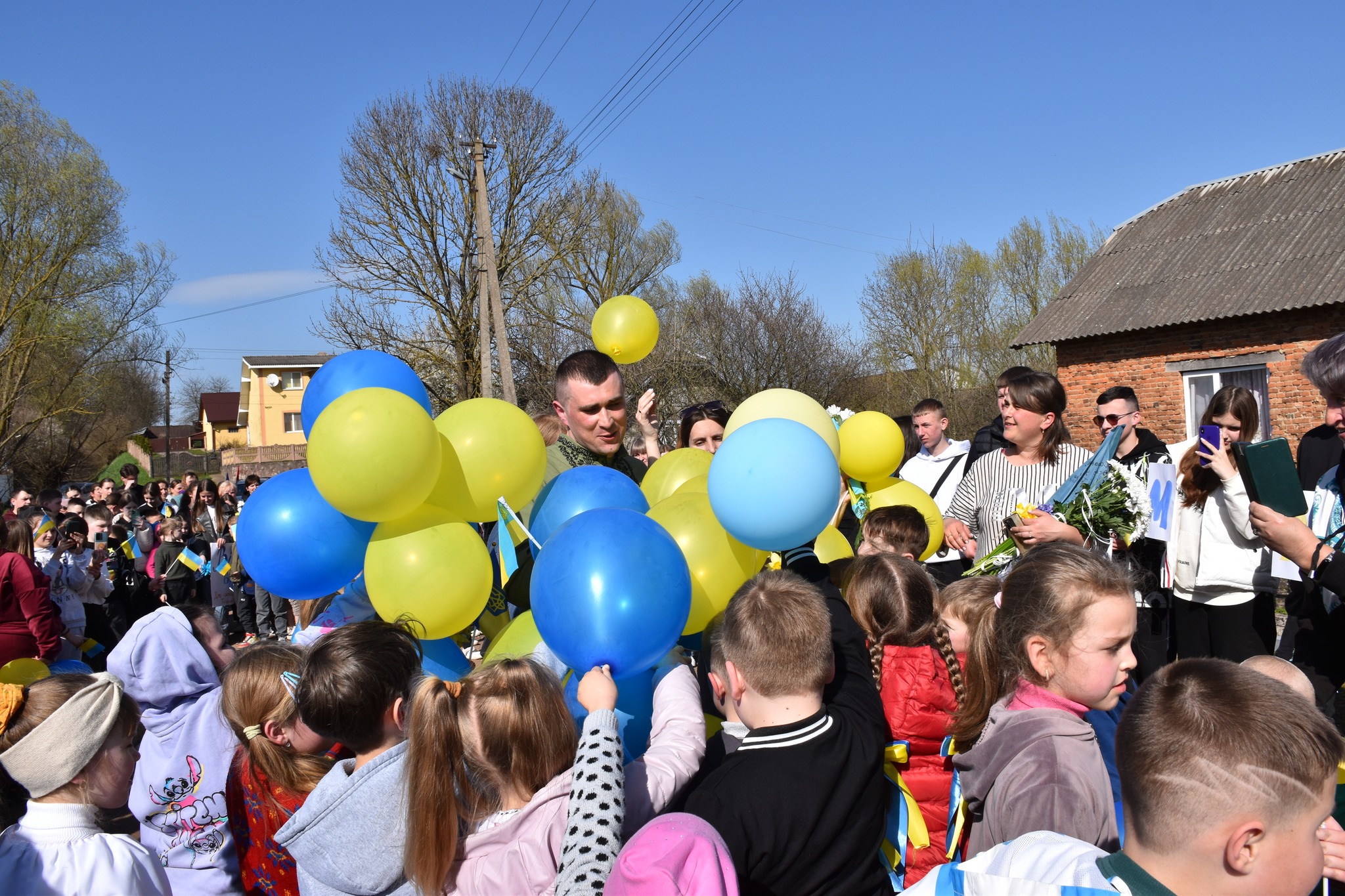 На зображенні може бути: 4 людини та натовп