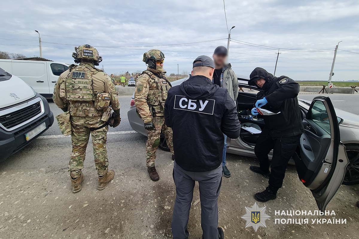 слідчі тернопільської поліції оголосили підозру організатору злочинної групи та його спільнику, які незаконно переправляли військовозобов’язаних через кордон