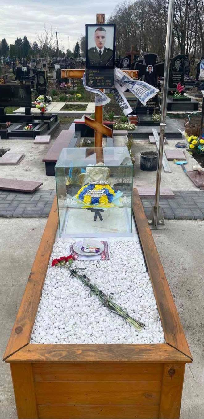 Новини Козятина - фото з У Козятині обікрали могилу Героя Ігоря Джамана