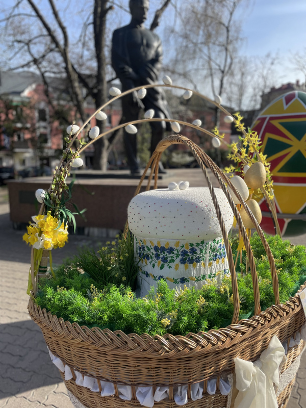 Велетенські Великодні кошики та писанки встановили в центрі Тернополя
