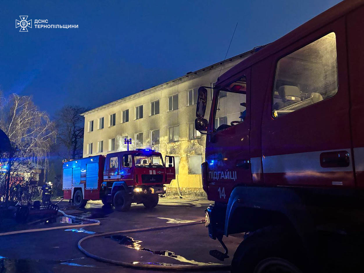 Новини Тернополя - фото з У Козові вночі горіла школа На зображенні може бути: вогонь, швидка допомога, освітлення та текст