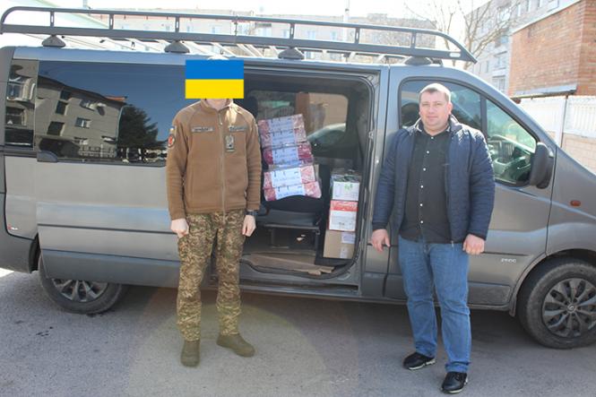 Новини Вінниці - фото з Гостинці та пасочки з Калинівки передали українським військовим