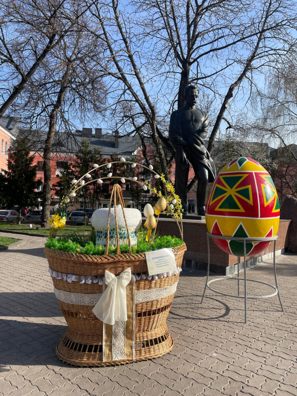 Велетенські Великодні кошики та писанки встановили в центрі Тернополя