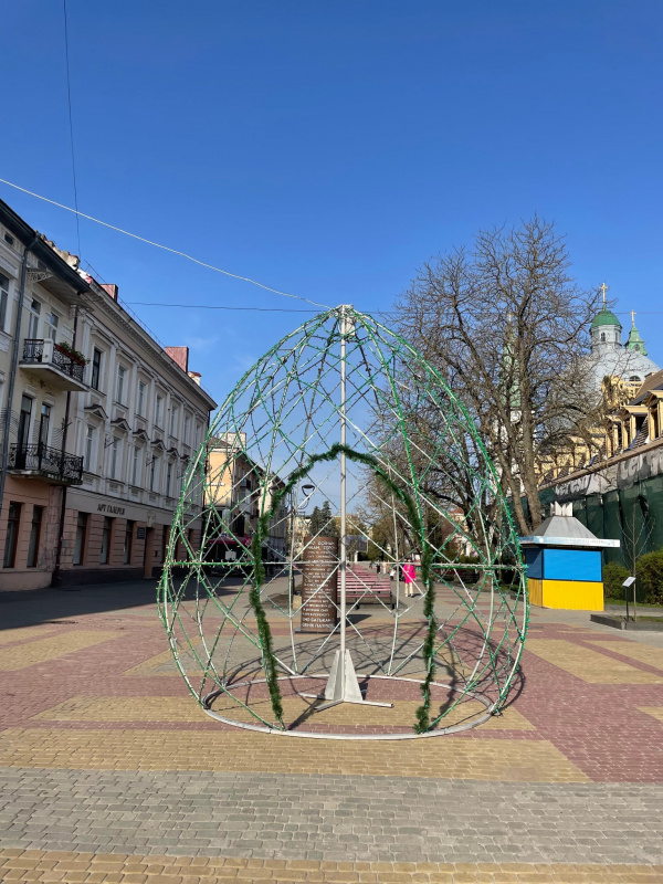 Велетенські Великодні кошики та писанки встановили в центрі Тернополя