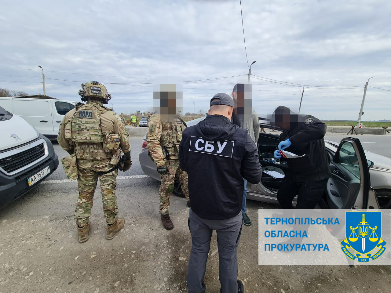 Посадовець виконавчої служби і експоліцейський отримали підозри за спробу відправити у Молдову військовозобов'язаного