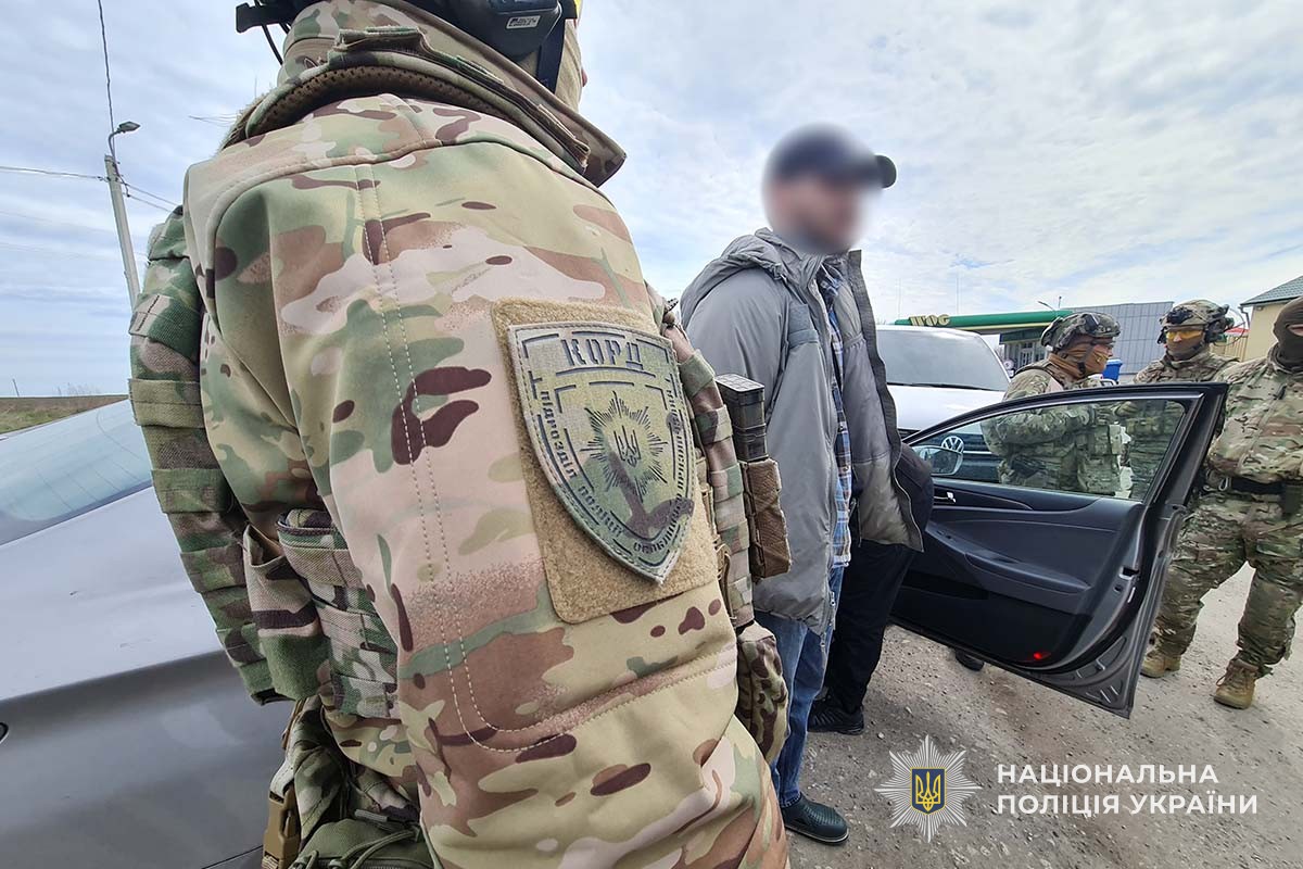 Новини Тернополя - фото з Посадовець виконавчої служби і експоліцейський отримали підозри за спробу відправити у Молдову військовозобов'язаного слідчі тернопільської поліції оголосили підозру організатору злочинної групи та його спільнику, які незаконно переправляли військовозобов’язаних через кордон