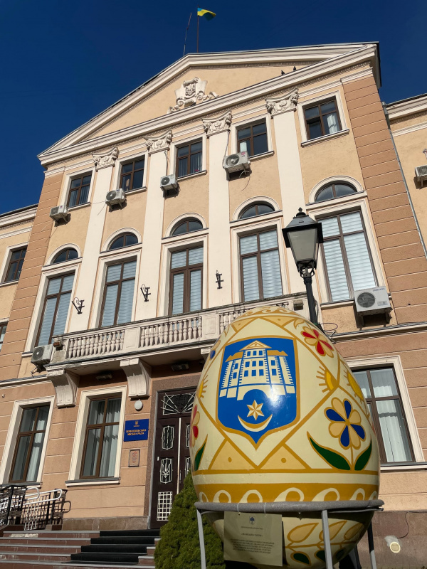 Велетенські Великодні кошики та писанки встановили в центрі Тернополя