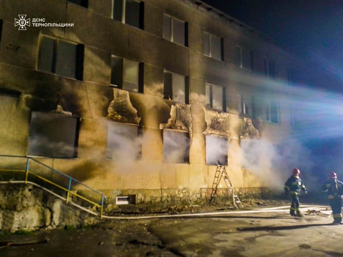 Новини Тернополя - фото з У Козові вночі горіла школа На зображенні може бути: 2 людини, вогонь та текст