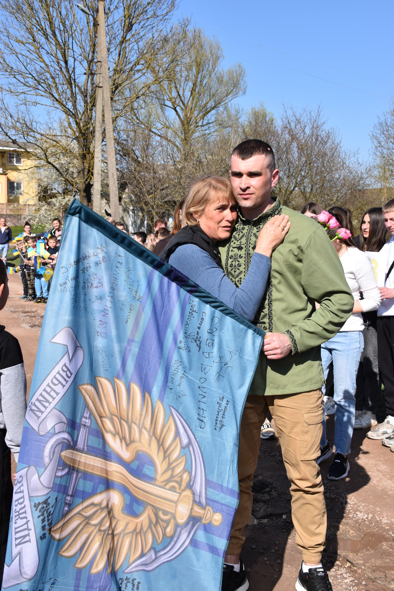 З полону додому на Великдень: громада Бариша урочисто зустріла воїна Дмитра Галюка