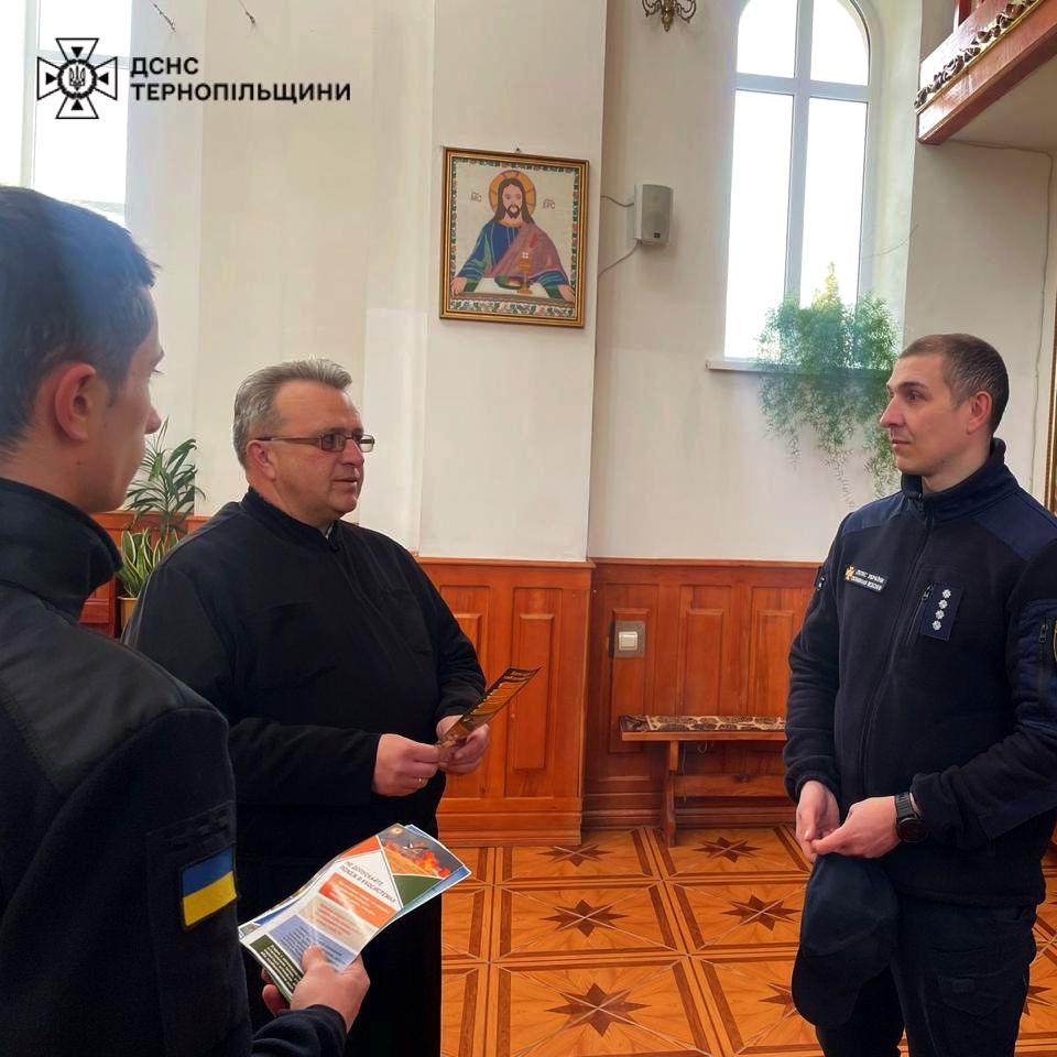 Посилюють заходи безпеки на свята поліцейські та рятувальники: де та як чергуватимуть