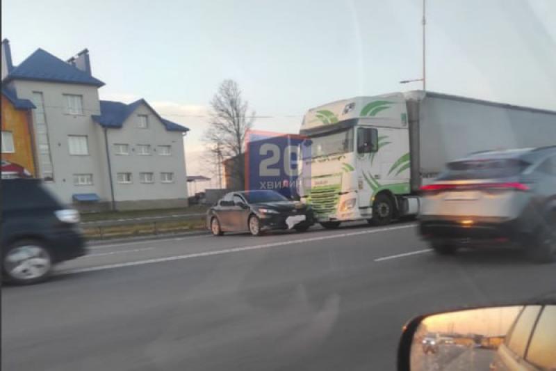 Новини Тернополя - фото з Зіткнулися вантажівка і легковик Toyota. На об’їзній затори