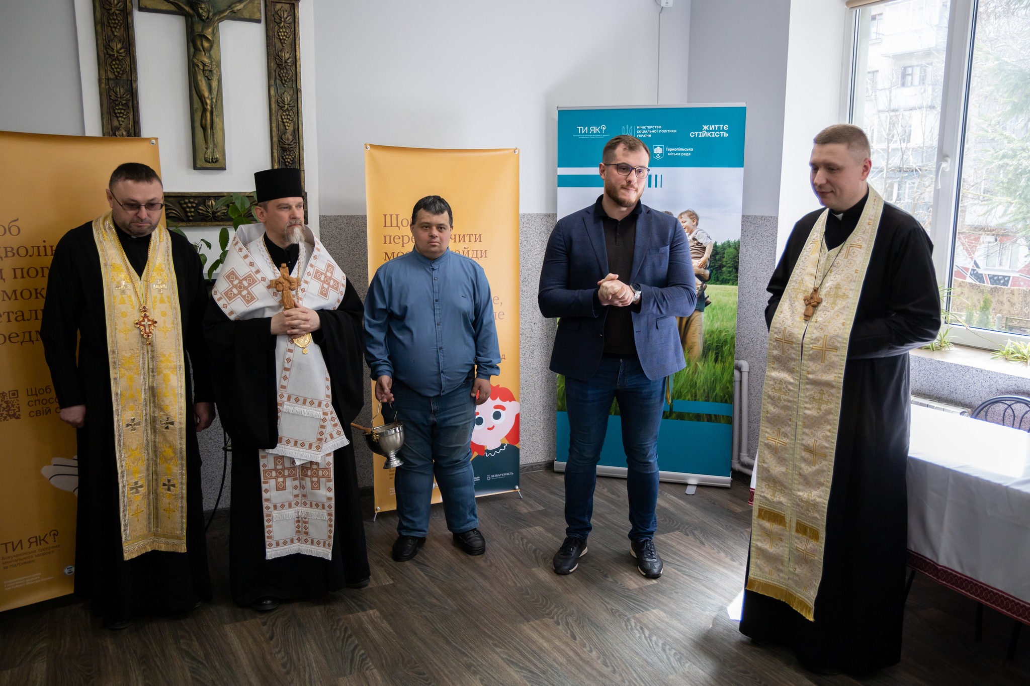 На зображенні може бути: 5 людей та текст