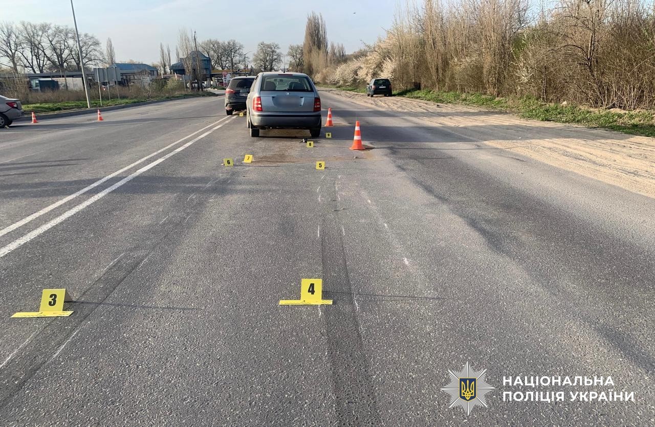 Новини Хмельницького - фото з В ДТП на Хмельниччині постраждали дитина й пенсіонерка На зображенні може бути: дорога та текст «0 ,e D 5 3 م 4 НАЦОНАЛЬНА полициЯ ПОЛΙЦИЯУКРАЙНИ УКРАЙНИ»