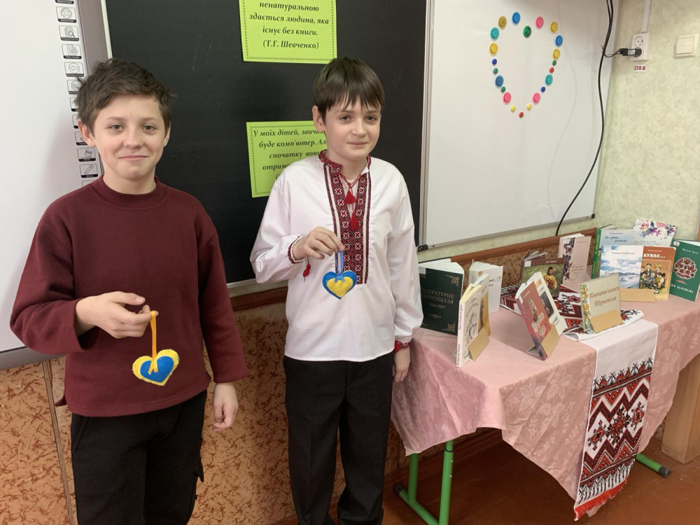 Новини Тернополя - фото з Тернопільські школярі передали великодні листівки та обереги для воїнів ЗСУ