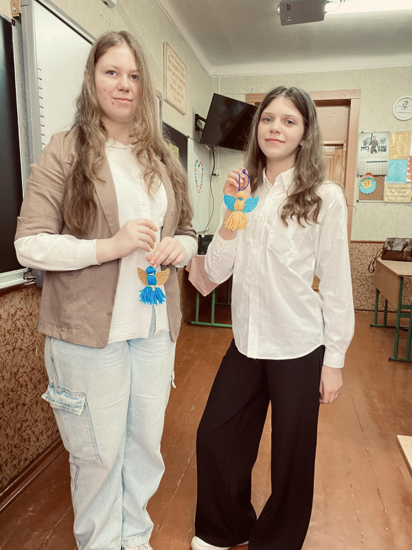 Новини Тернополя - фото з Тернопільські школярі передали великодні листівки та обереги для воїнів ЗСУ