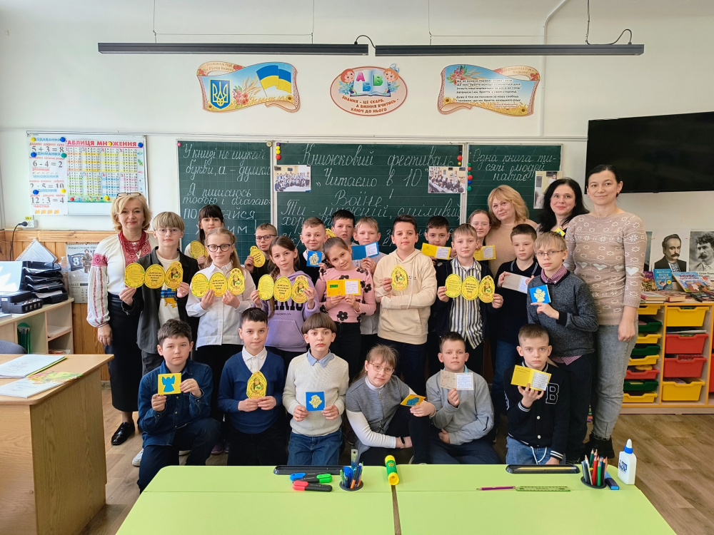 Новини Тернополя - фото з Тернопільські школярі передали великодні листівки та обереги для воїнів ЗСУ