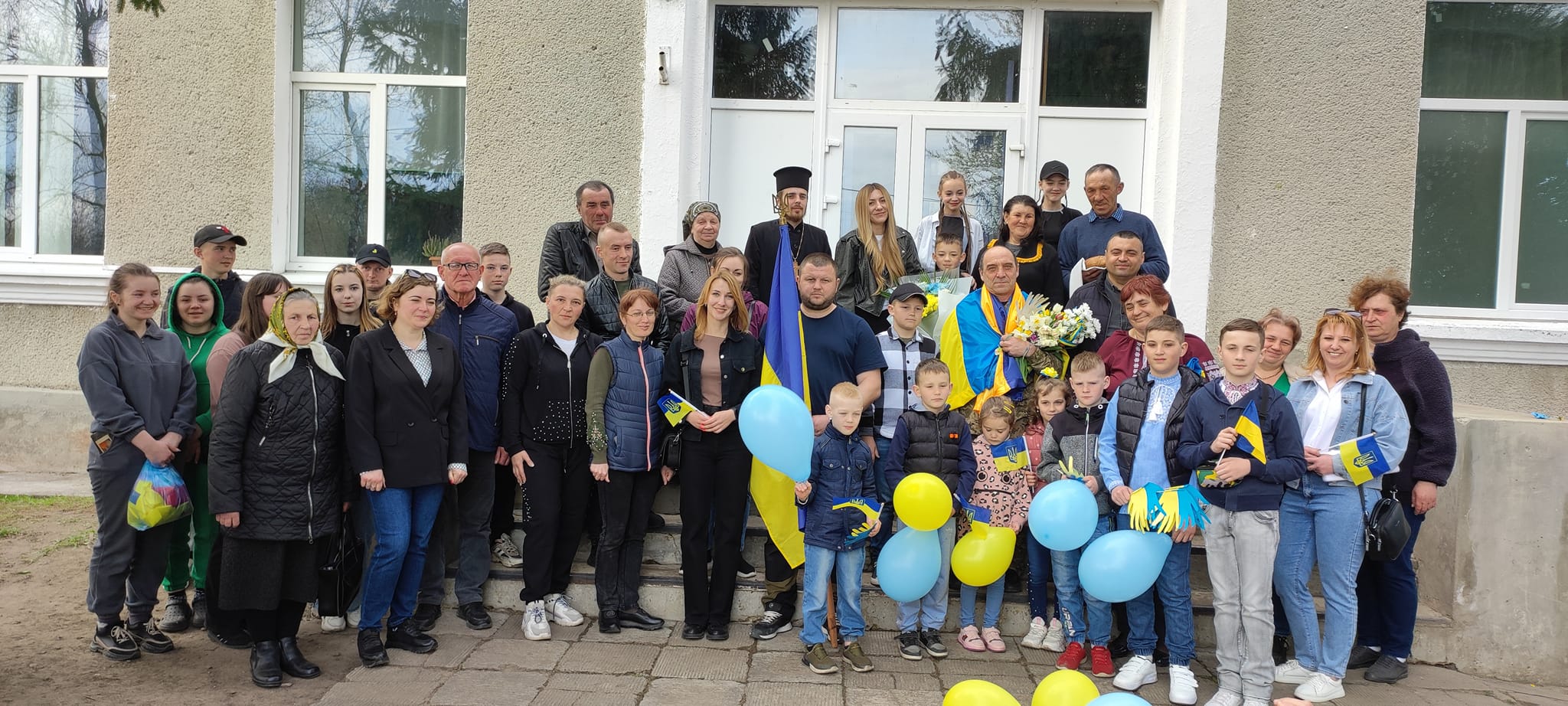 Новини Тернополя - фото з Повернувся у рідне село напередодні Великодня: Тернопільщина вітає вдома Героя з полону Дмитра Рижулю На зображенні може бути: 12 людей