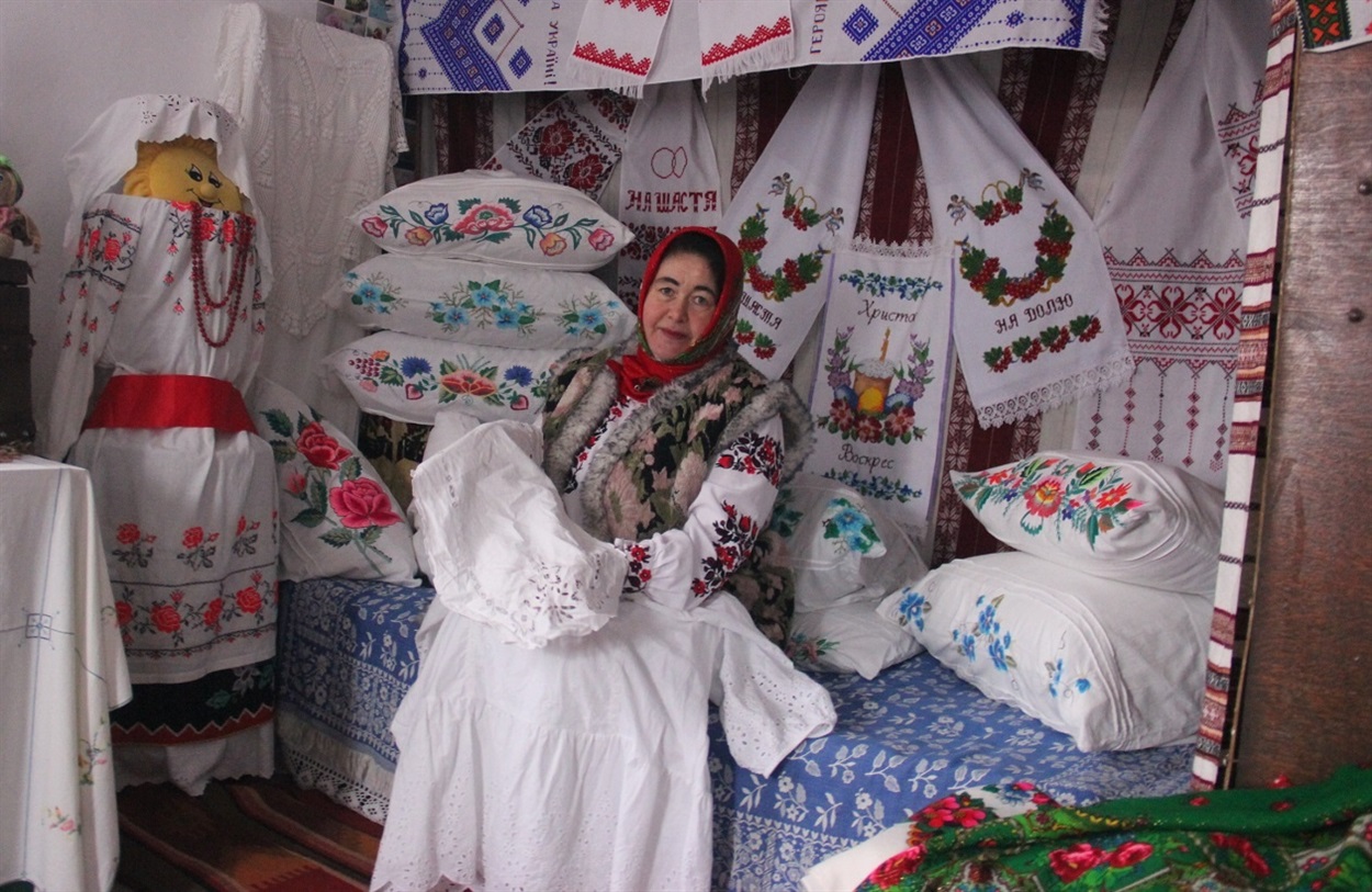 Новини Вінниці - фото з «З нашої родини у війську 14 чоловіків»: паски для фронту майстриня не рахує і не фотографує