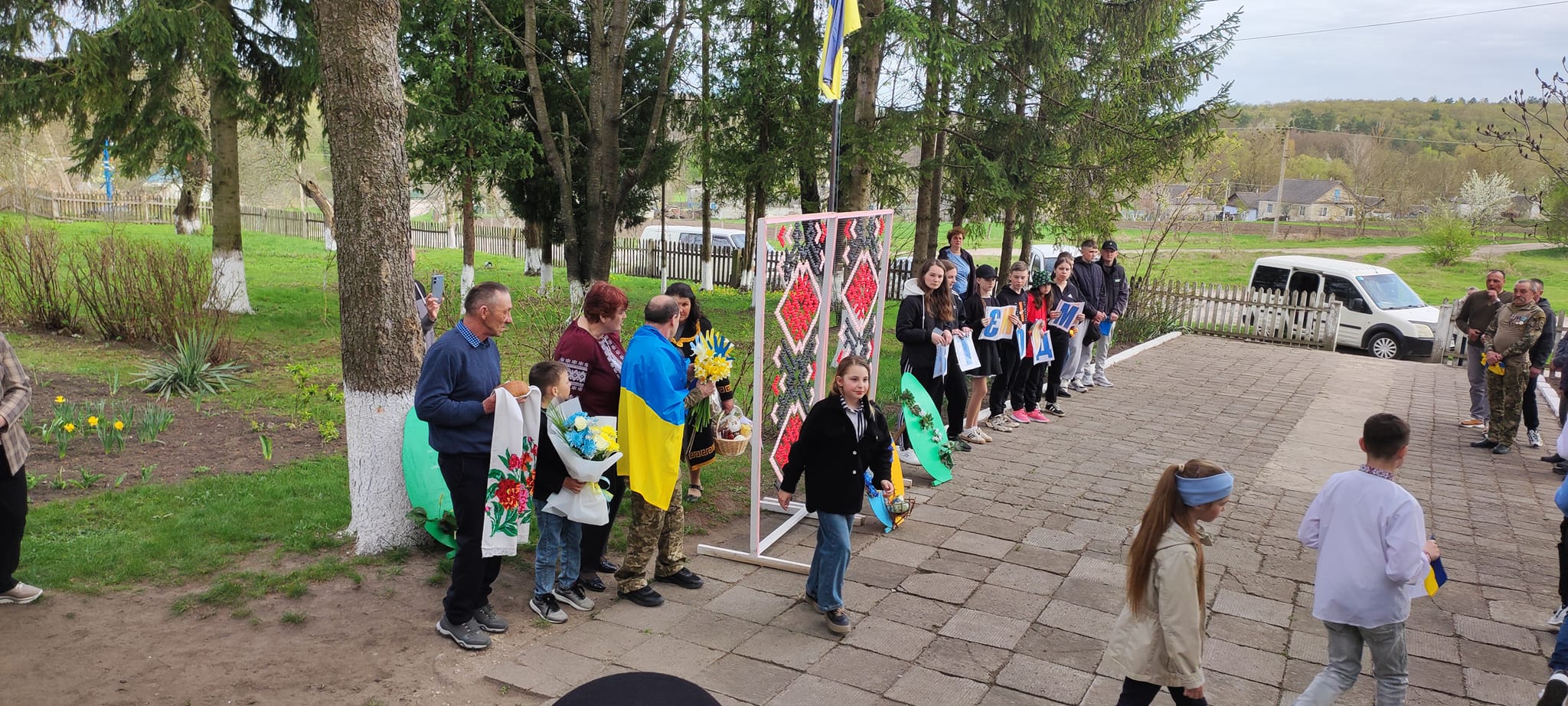 Новини Тернополя - фото з Повернувся у рідне село напередодні Великодня: Тернопільщина вітає вдома Героя з полону Дмитра Рижулю На зображенні може бути: 14 людей