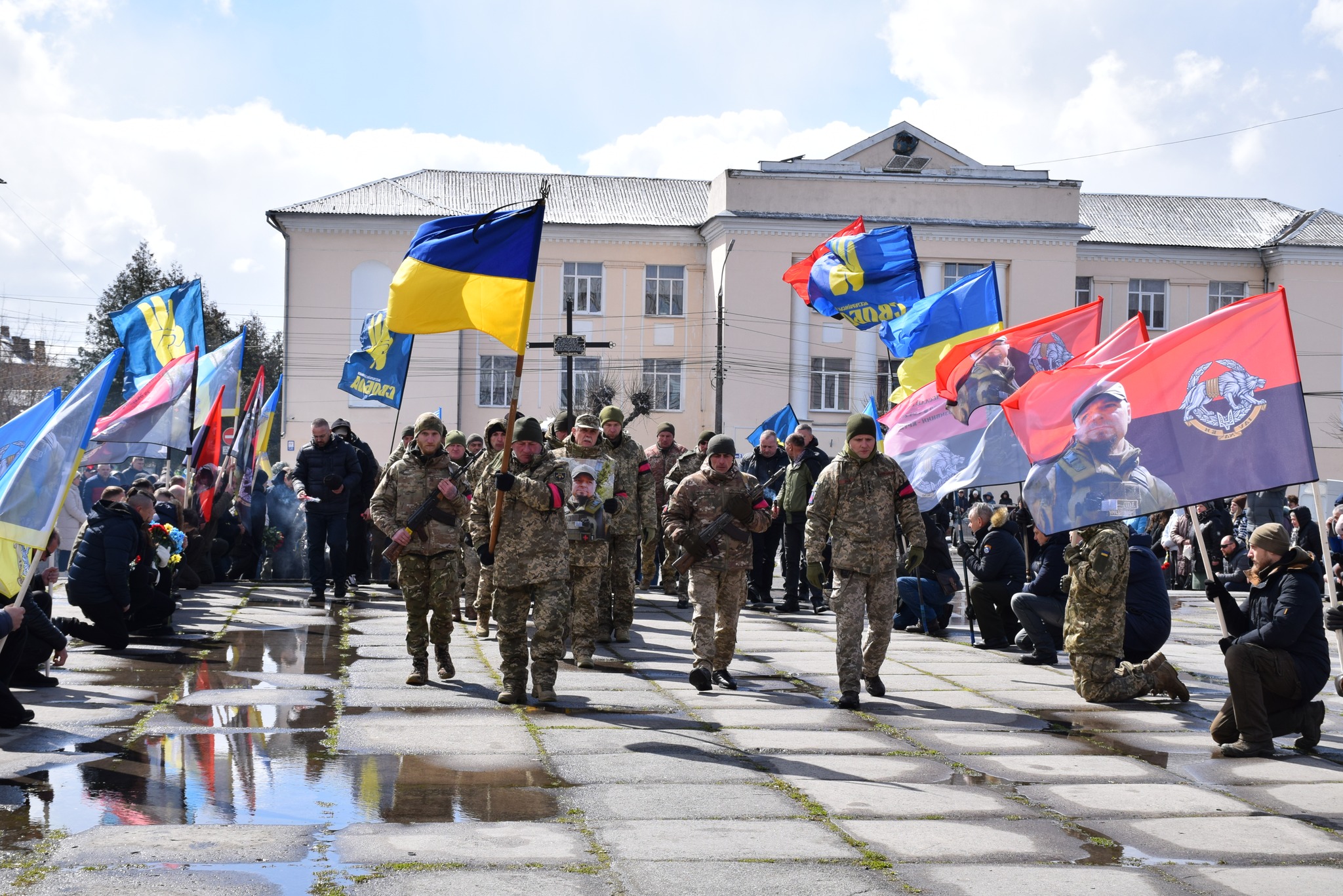 Новини Хмельницького - фото з Ветеран Майдану, АТО та розвідник ГУР: на Хмельниччині поховали прах В’ячеслава Кучерука