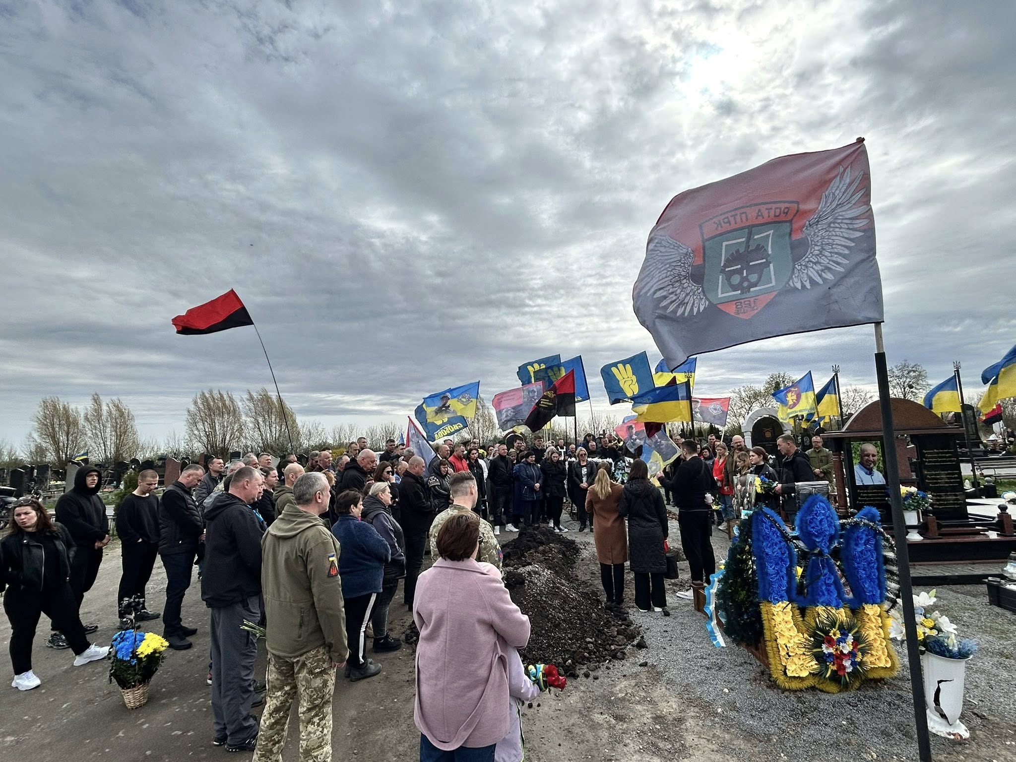 Новини Хмельницького - фото з Ветеран Майдану, АТО та розвідник ГУР: на Хмельниччині поховали прах В’ячеслава Кучерука