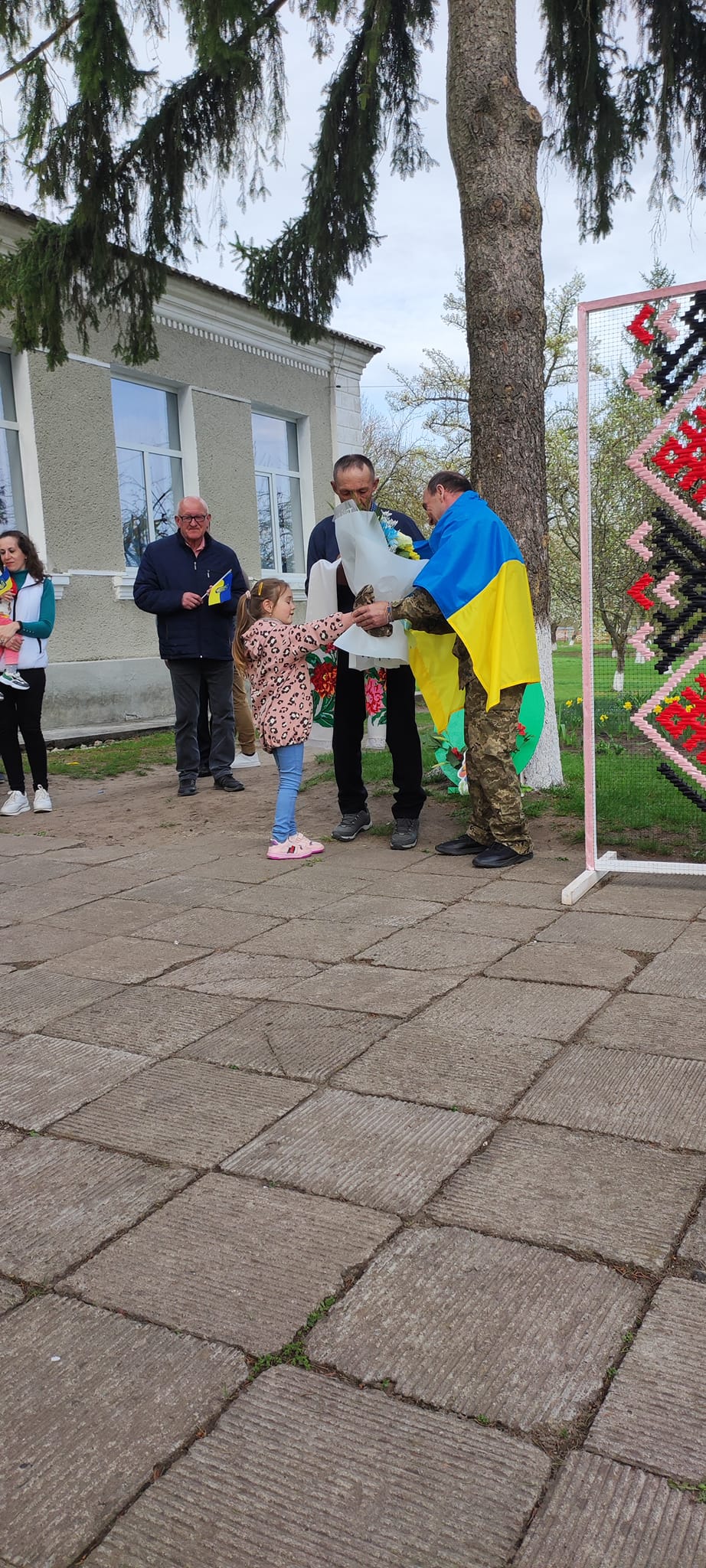 Новини Тернополя - фото з Повернувся у рідне село напередодні Великодня: Тернопільщина вітає вдома Героя з полону Дмитра Рижулю На зображенні може бути: 5 людей та дерево