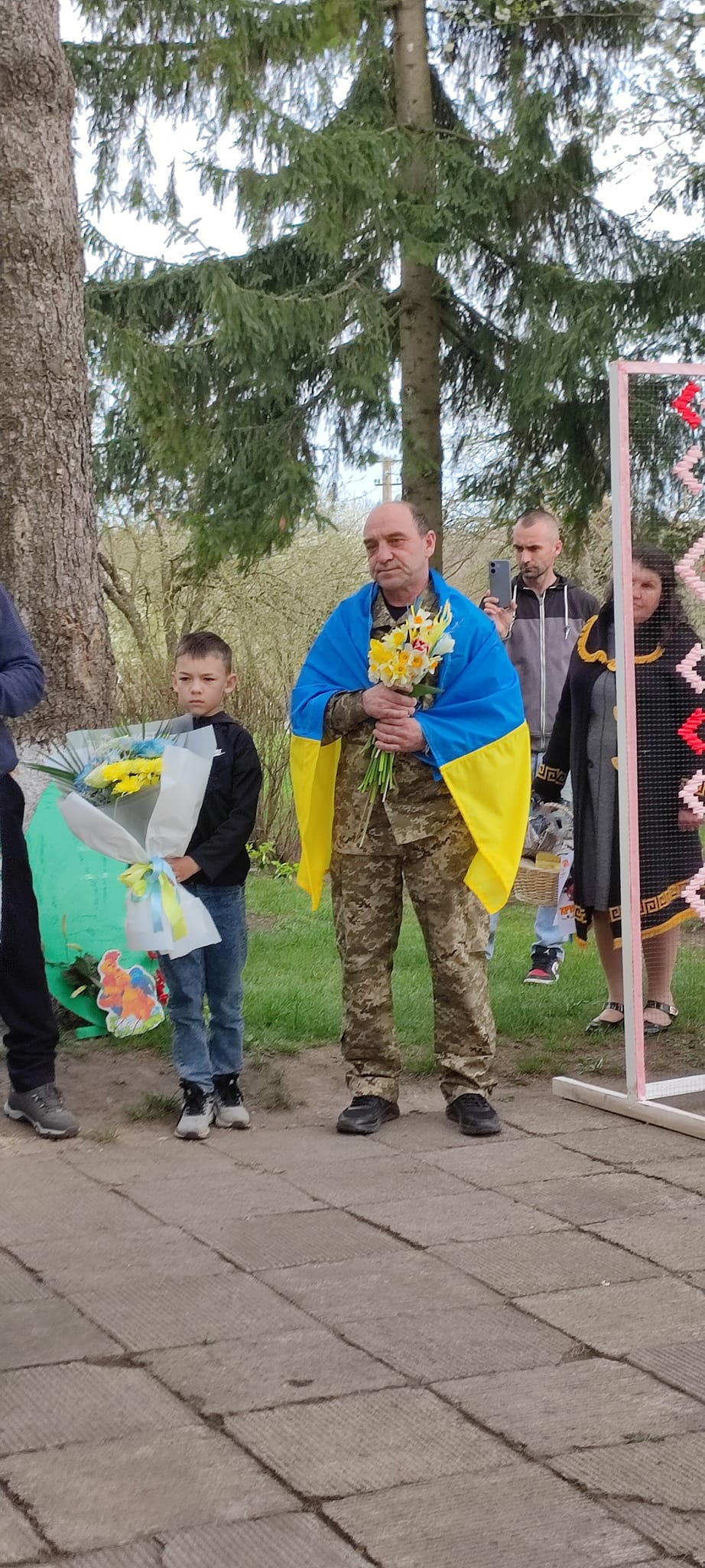 Новини Тернополя - фото з Повернувся у рідне село напередодні Великодня: Тернопільщина вітає вдома Героя з полону Дмитра Рижулю На зображенні може бути: 4 людини