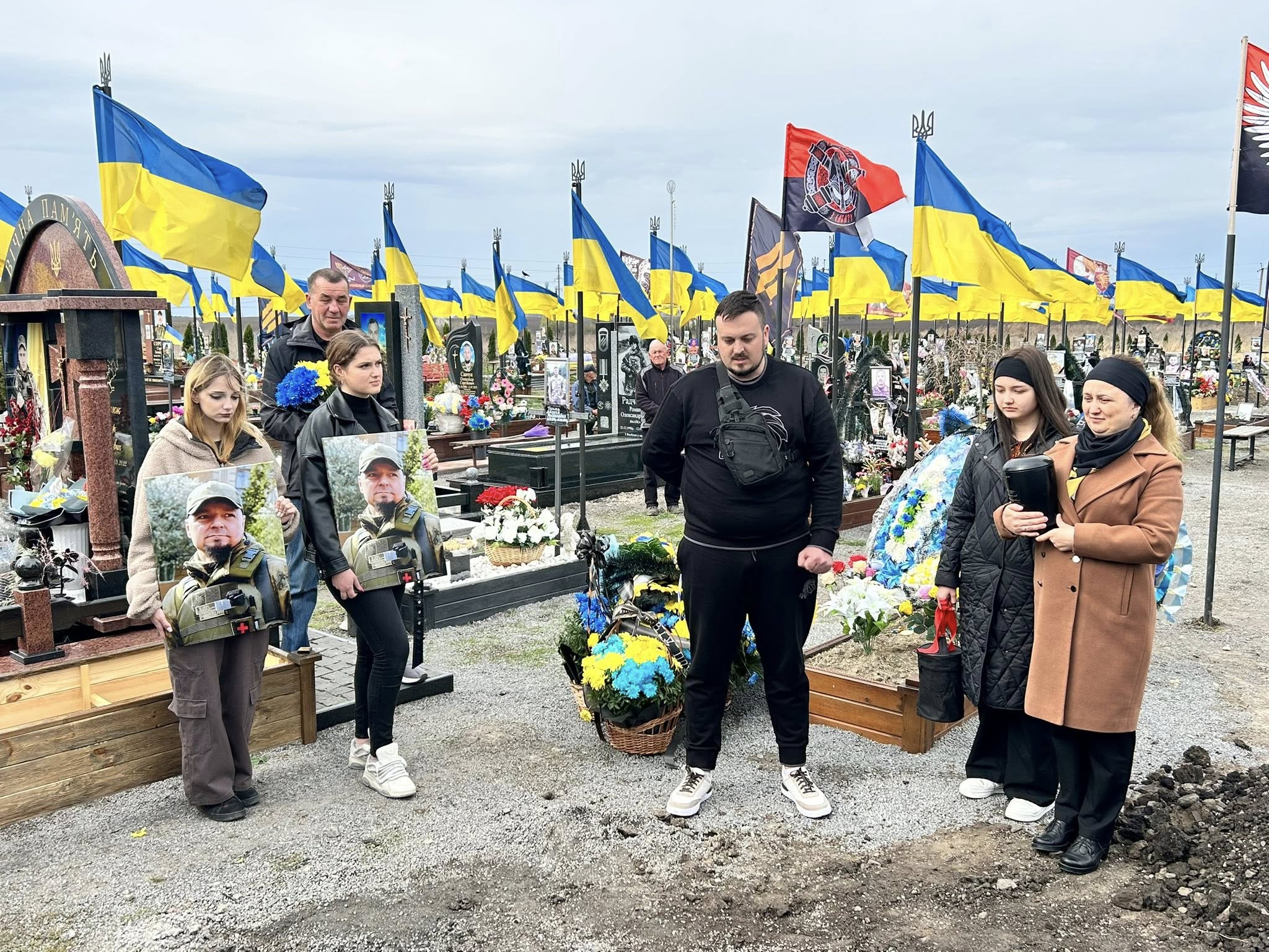 Новини Хмельницького - фото з Ветеран Майдану, АТО та розвідник ГУР: на Хмельниччині поховали прах В’ячеслава Кучерука
